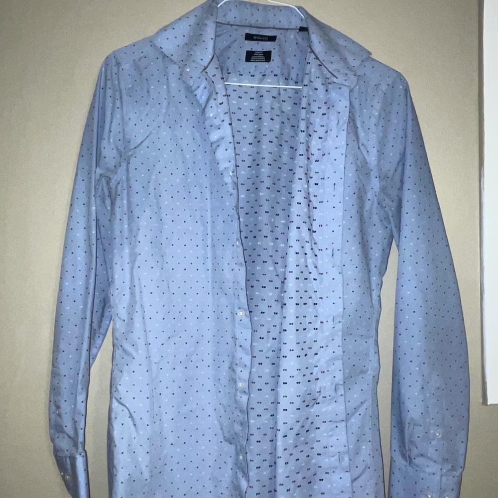 Light blue RW&Co fitted dress shirt 👔